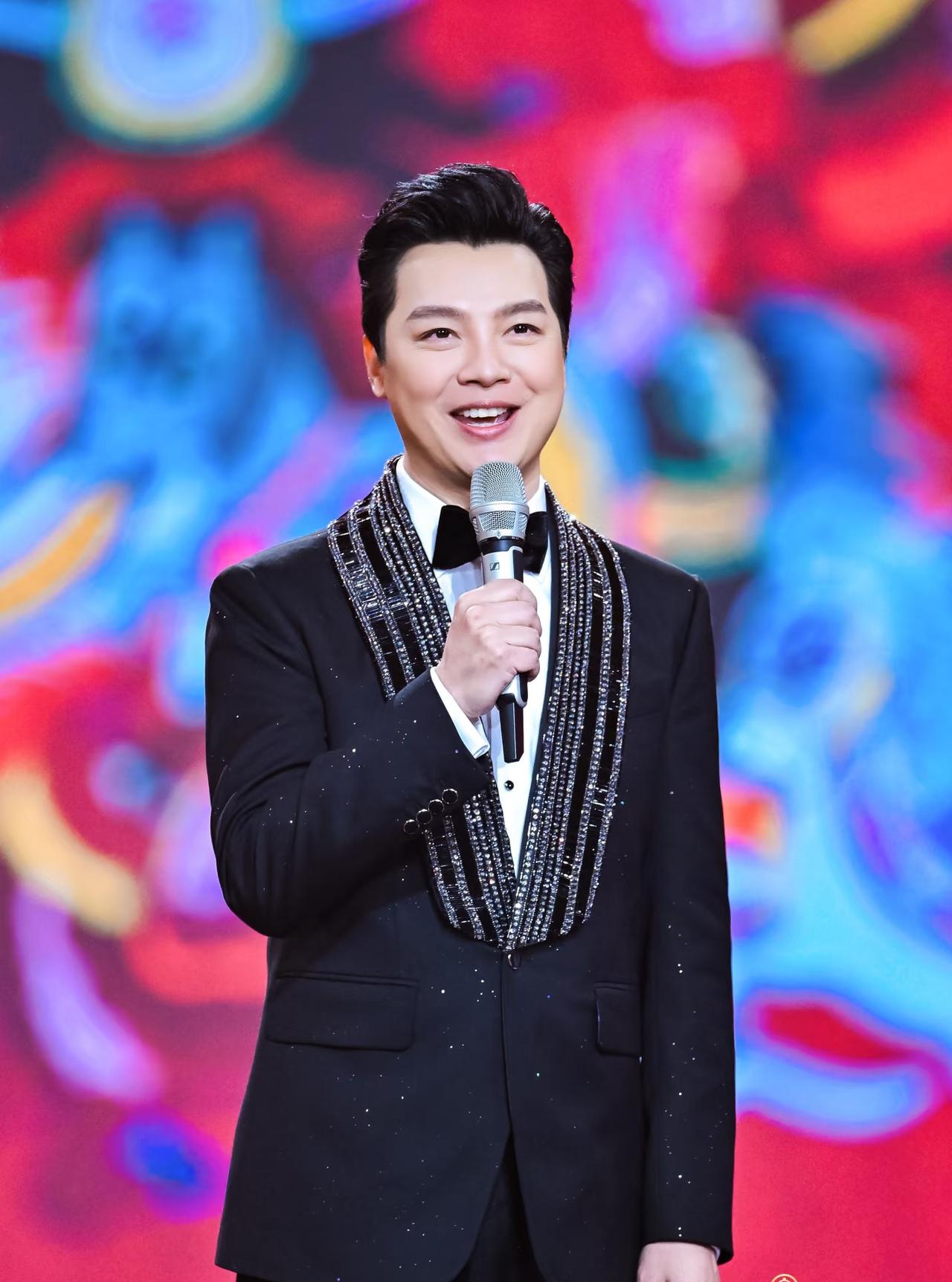 任鲁豫的春晚搭档终于盼来了！国泰民安脸配国泰民安气质，这才对味。 以前看任鲁豫主