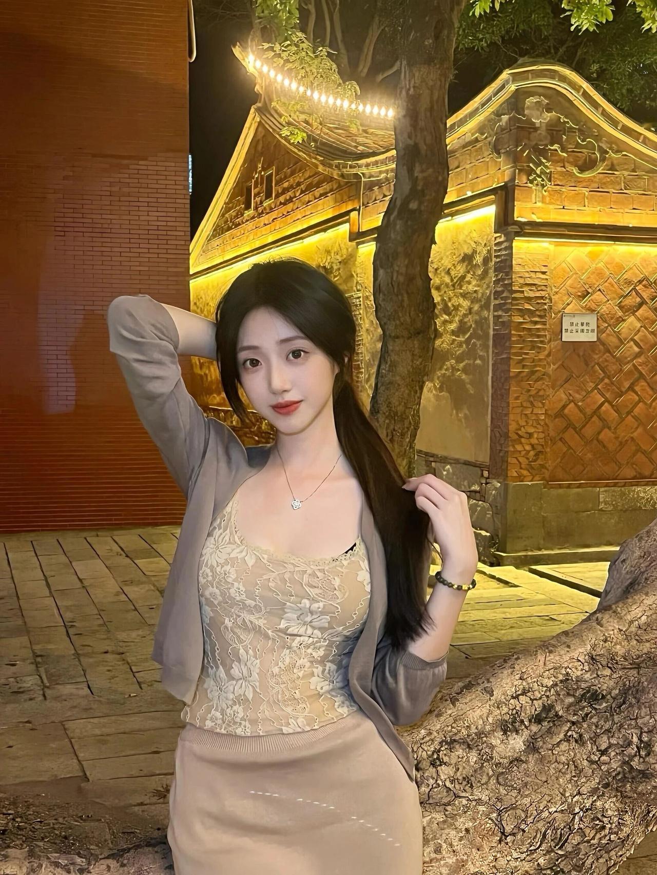 暮色四合，古厝的飞檐在暖黄灯光下勾勒出温柔的轮廓，青石板路旁的老树，将时光的纹路