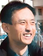 2002年，河北唐山民警郭精忠夫妇在家中被蒙面歹徒袭击，重伤垂危。夫妇俩指认，歹