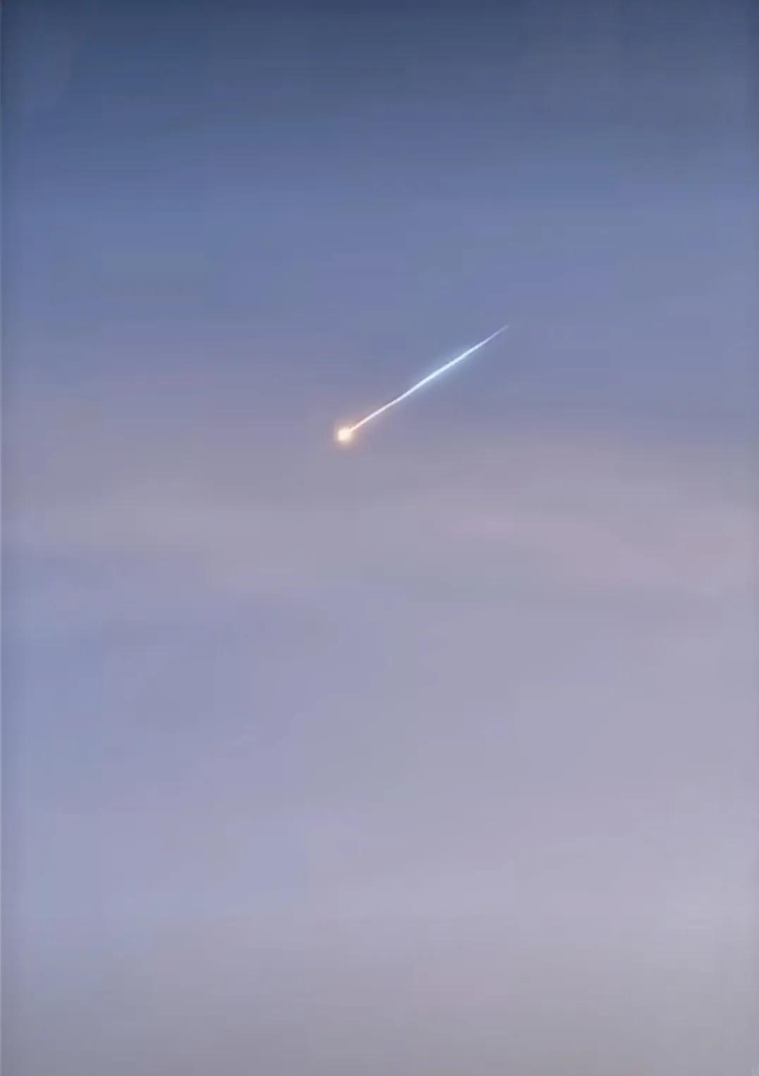 伊朗导弹向以色列目标俯冲，拉出一道长长的绚丽尾迹。整个过程，未见以色列拦截弹升空