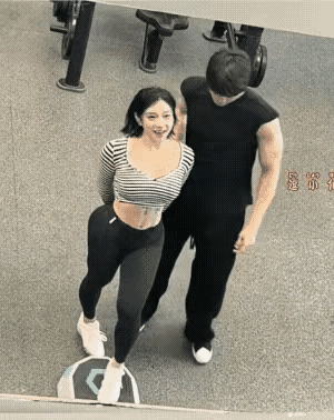 这个男卫很有心计，应该是事先设计出来的套路，以彰显自己的臂力有多强，让这个女孩对
