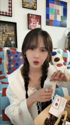 演员王可[超话]王可说殷桃公路片女主花儿与少年 花少直播名场面！王可聊殷桃穿搭眼