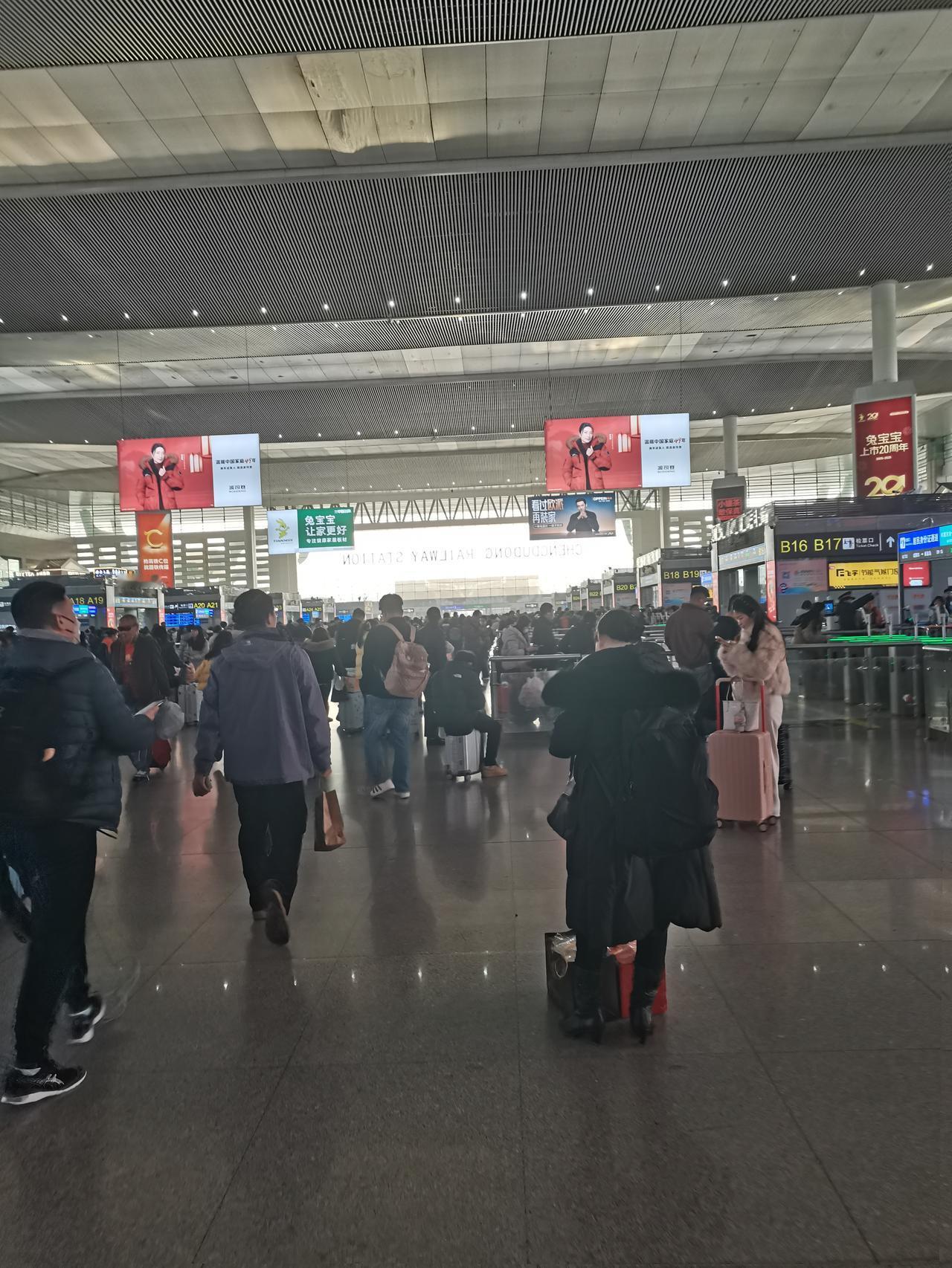 腊月二十七，成都东站人山人海，人真的多了，都是回家过年的游子！
春运 春运路上随