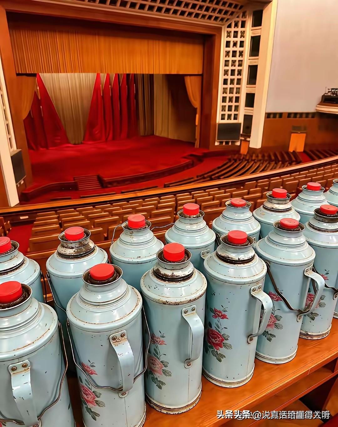 老旧的暖水瓶和年轻的倒茶服务人员