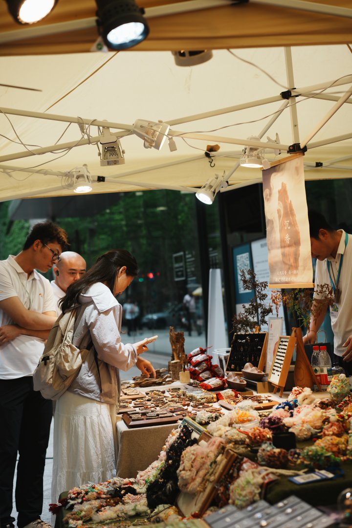 南山路上的这场“青春市集”太好逛了，去美院看毕设展一定不要错过