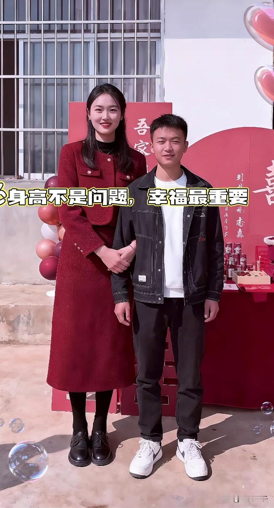 身高差出圈！她比他高一头，这场订婚宴甜翻全网
 
当1米8的她挽着1米6的他站在