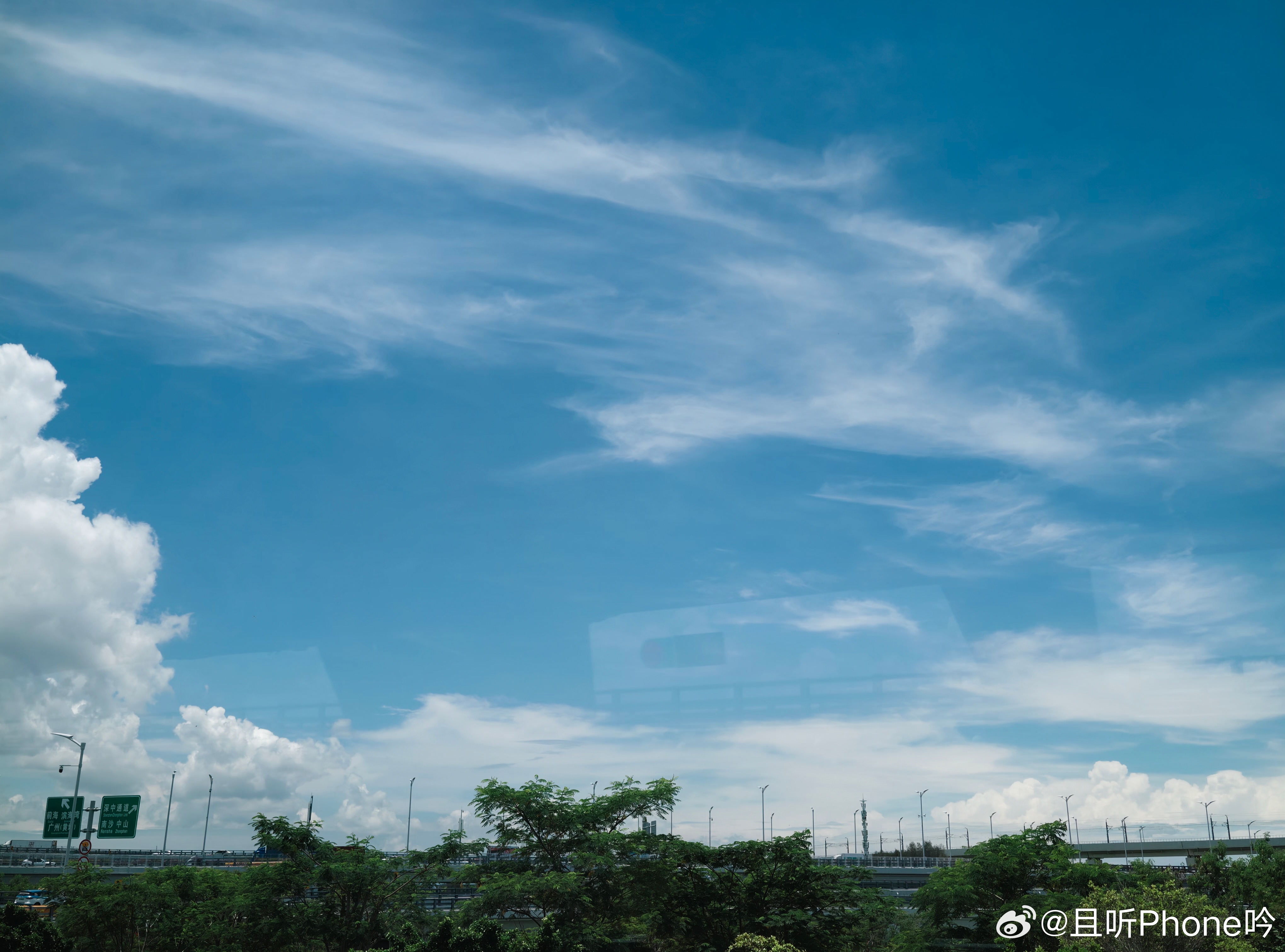 一直以为夏天穿白色衣服最防晒 防不防晒不是取决于衣服厚不厚吗？浅色衣服反射率高不