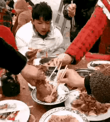 真是“心急吃热肘子”。农村流水席上，一盘红烧肘子刚上桌，众人正伸筷子瓜分，一位大