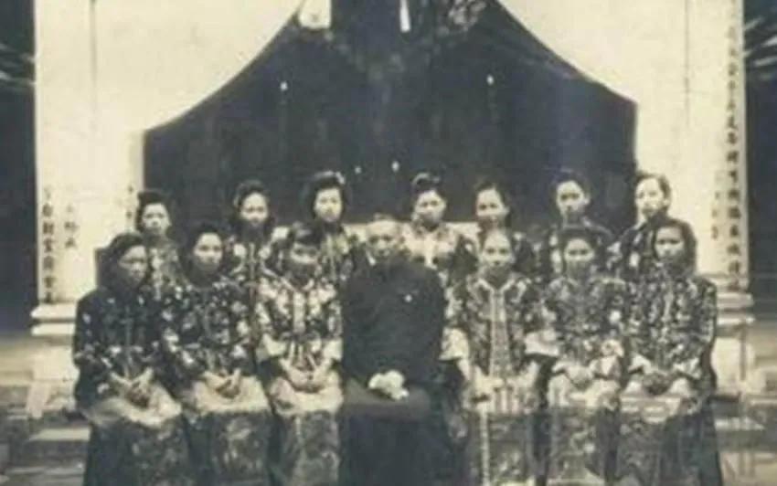 1974年，90岁的杨森迎娶了17岁的张灵凤。洞房之夜，张灵凤突然问杨森：“你一