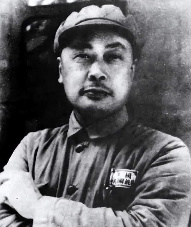 1949年陈毅在上海看戏，小姑娘拉着他问：困一夜两块钱阿要？
“老板，白相相伐？