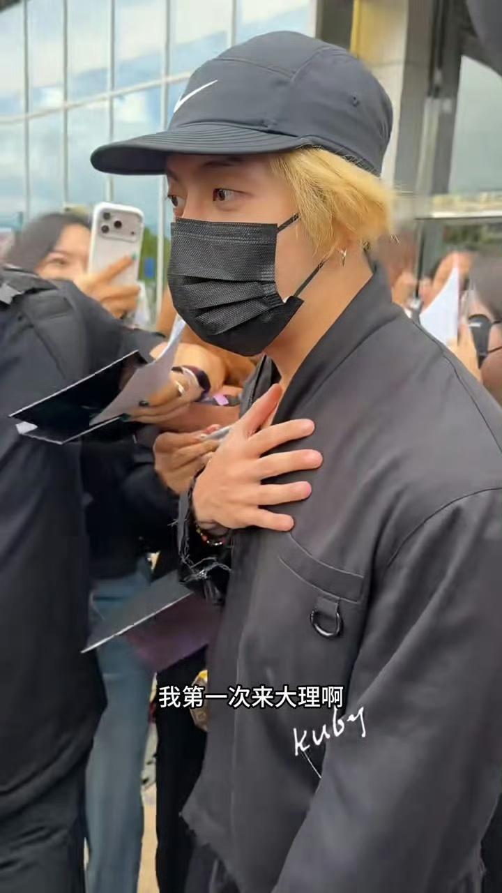 王嘉尔我年纪大了不要冲动.现场大量粉丝围在周围接机，大家热情高涨不断往前挤，场面