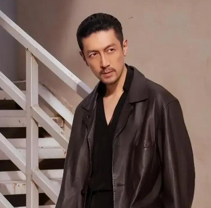当红演员张鲁一，有个众所周知的“怪癖”，他从不参加任何圈内饭局，杀青就回家，北京