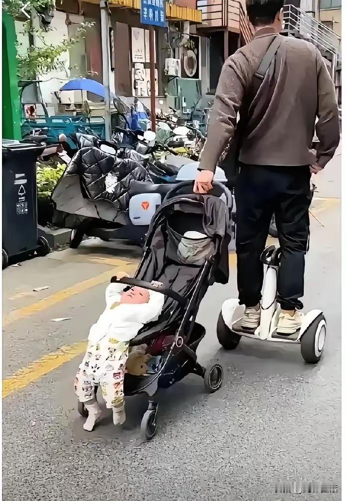 男人是始终长不大的孩子，一溜玩心。让男人照顾孩子是真不靠谱。有的男人自己还照顾不