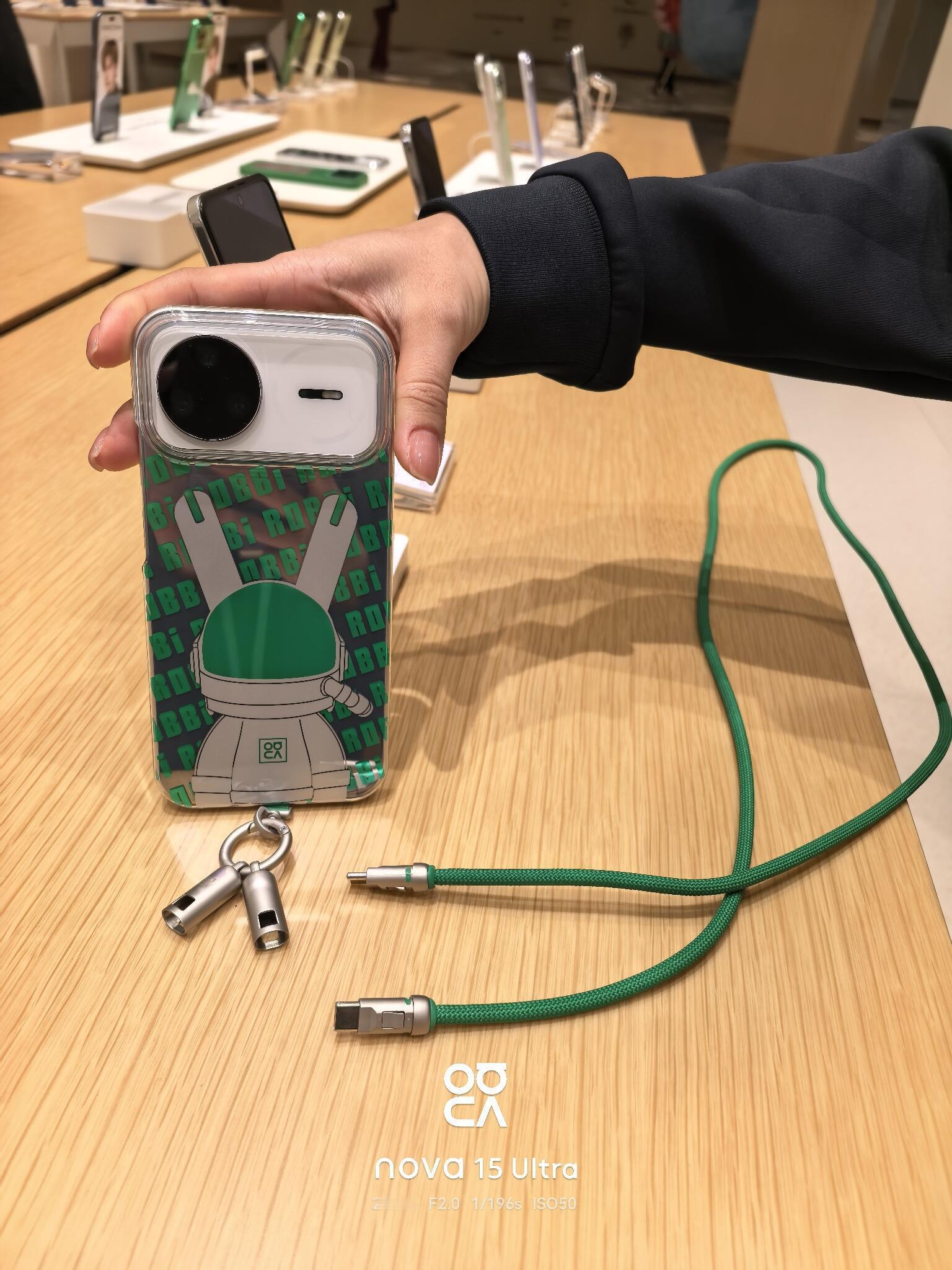 美丽又不废物的复古充电挂绳nova15！真香！华为现在也是越来越会玩，搞出这么美