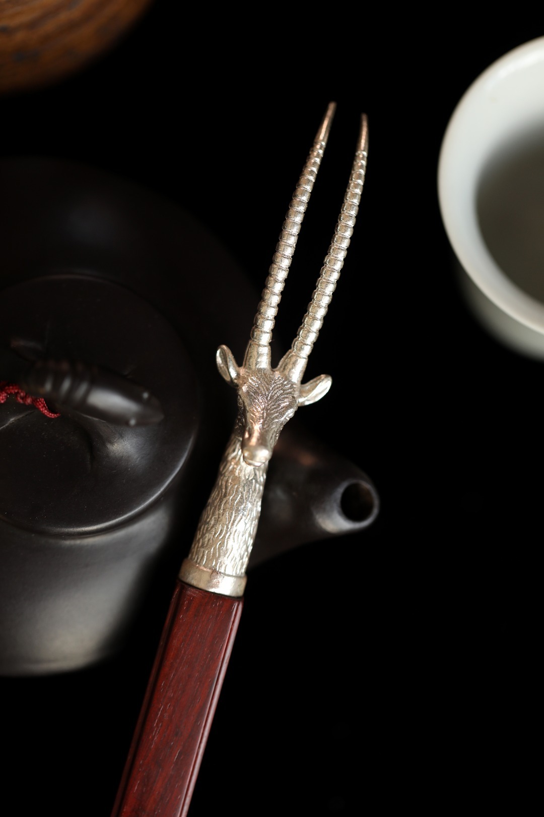 小叶紫檀【羚羊】茶针炉火细细，净几落落；茶器如玉，茶香如醉，一方茶席一知己。长2