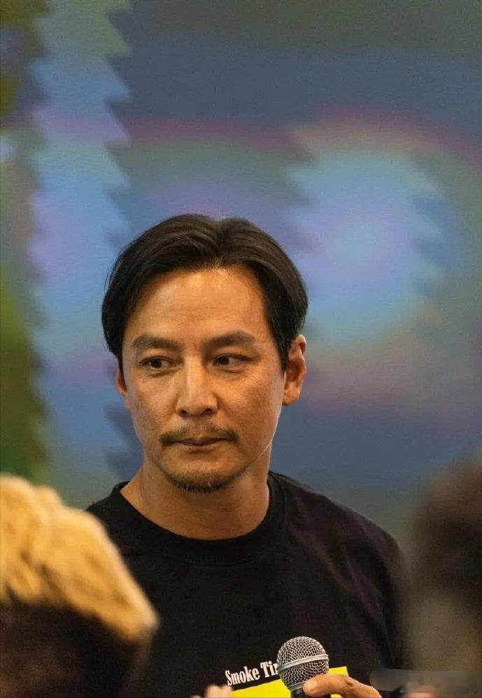 吴彦祖平时邋遢 这去时装周一化妆打扮，照样是帅哥啊[哇] ​​​