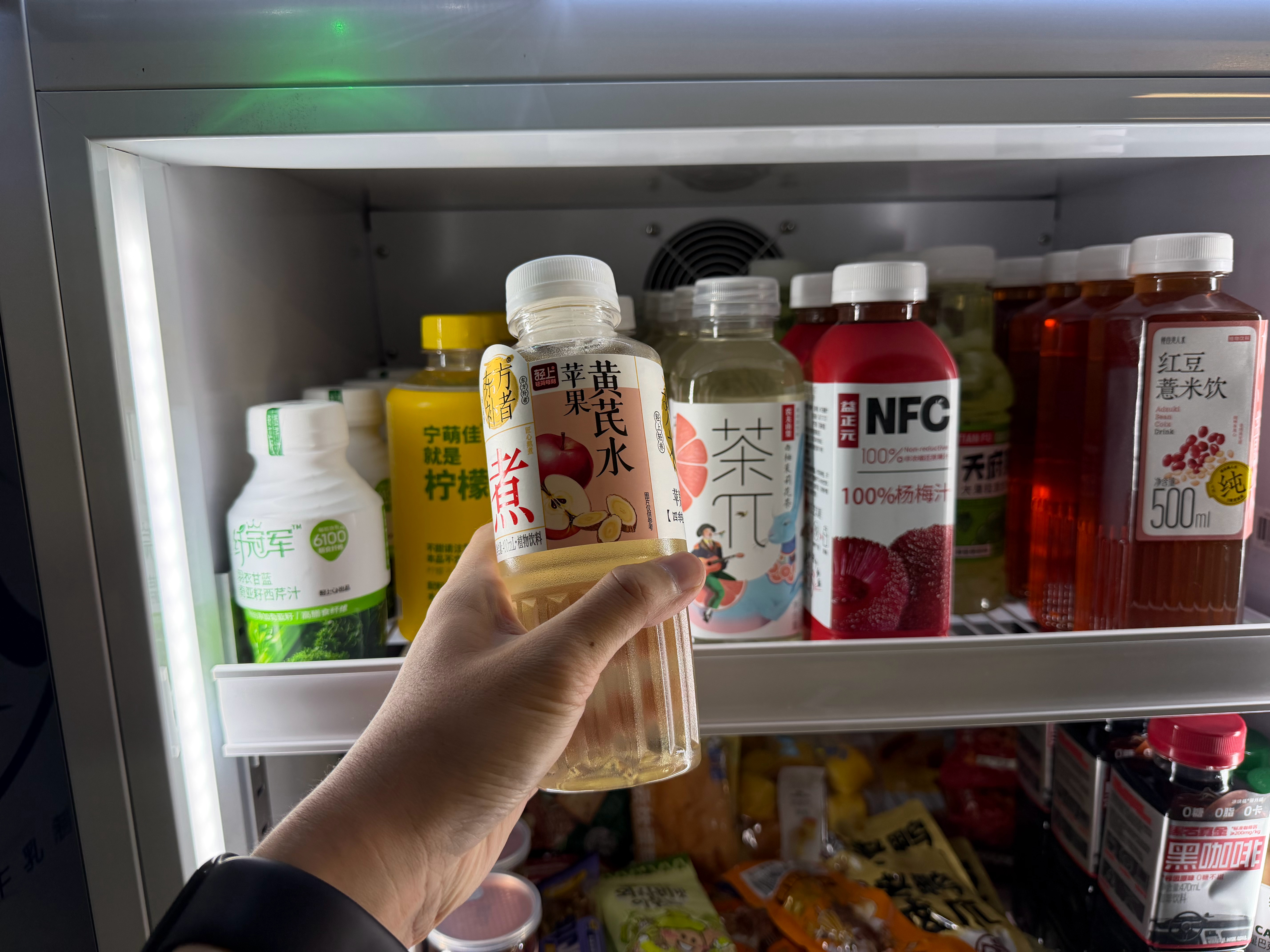 看发微博买的这个饮料，今天加班赶紧来试试…谁能把这个名字读对？