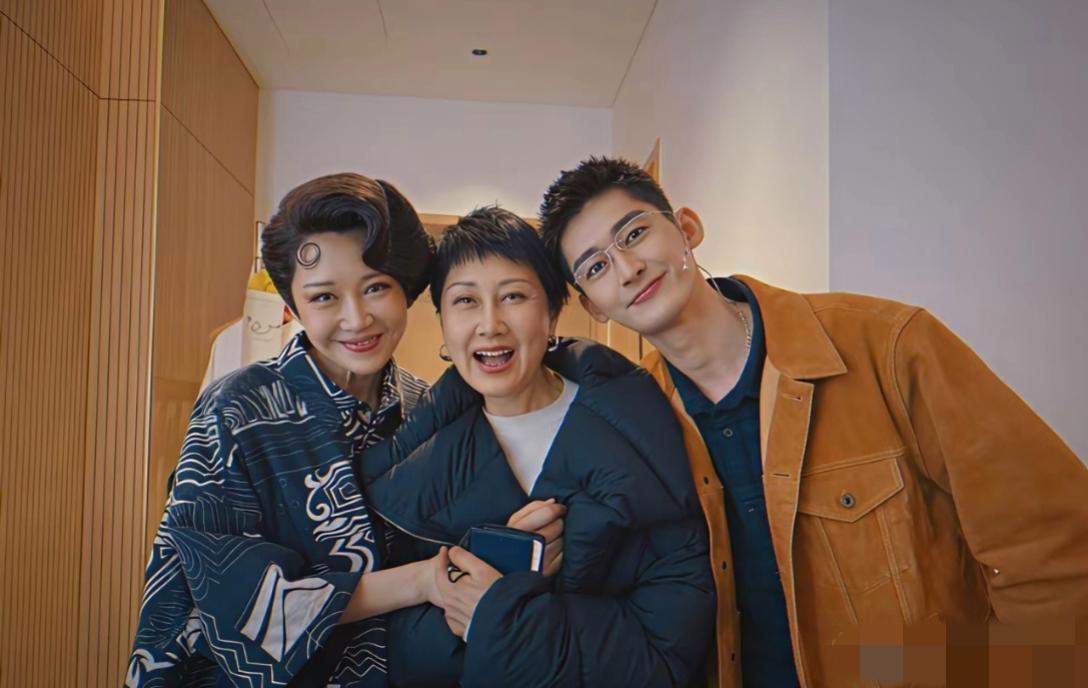 画面中的张凯丽短发利落，细眉飞扬，素齿如贝，大耳环抢镜；一旁的许晴梳云掠月，气色