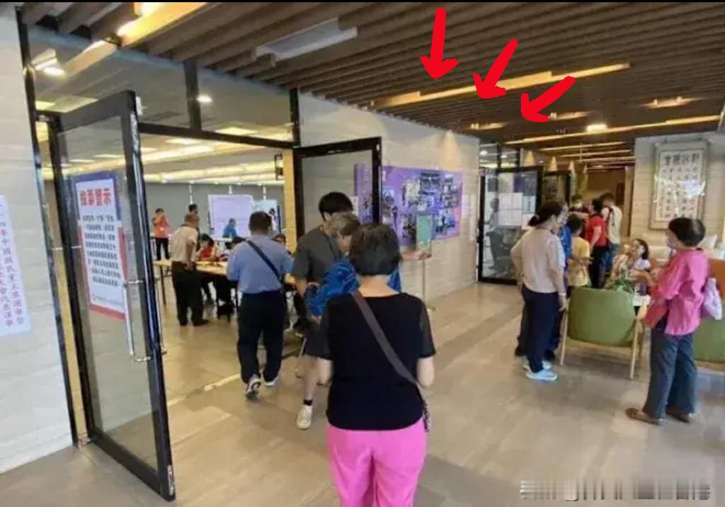 彰化排队投票的热闹，藏着国民党的“空心化”真相！3.6万党员号称在册，实际有投票