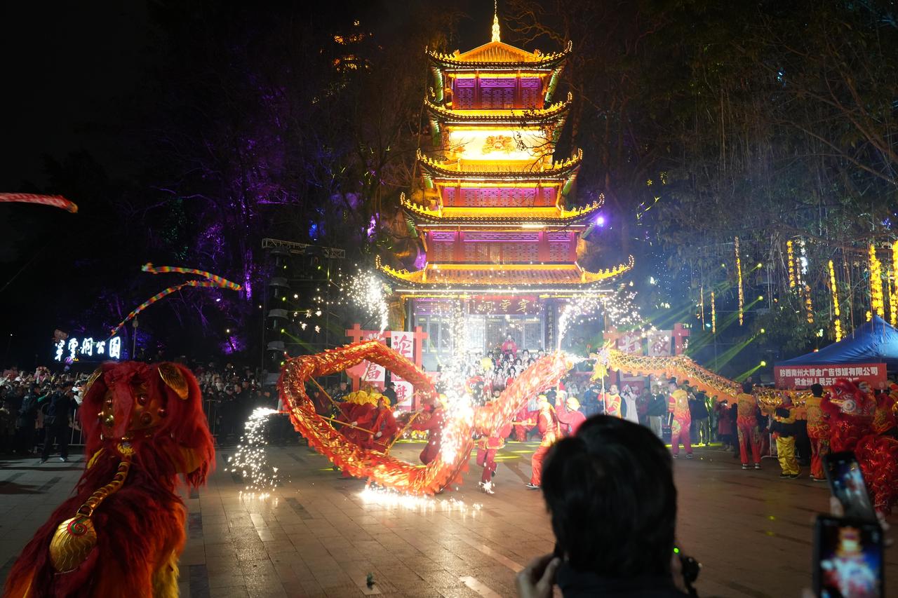 元宵节一过，新年就算过去了。希望街心花园锣鼓喧天、人声鼎沸的画面，为来年开一个好