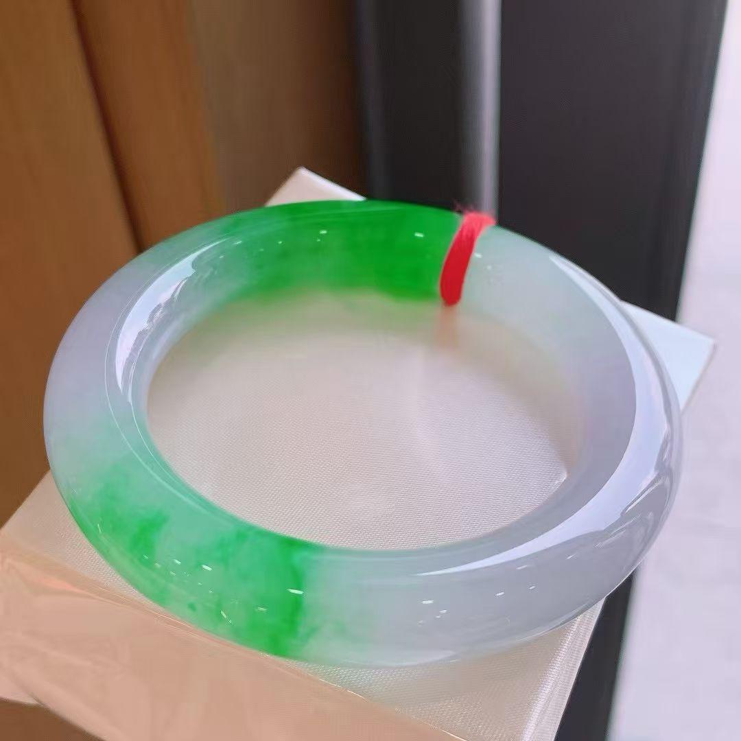 阳绿圆条手镯，色阳起胶，完美七位数，圈口56.8*12*12.3mm对庄询！