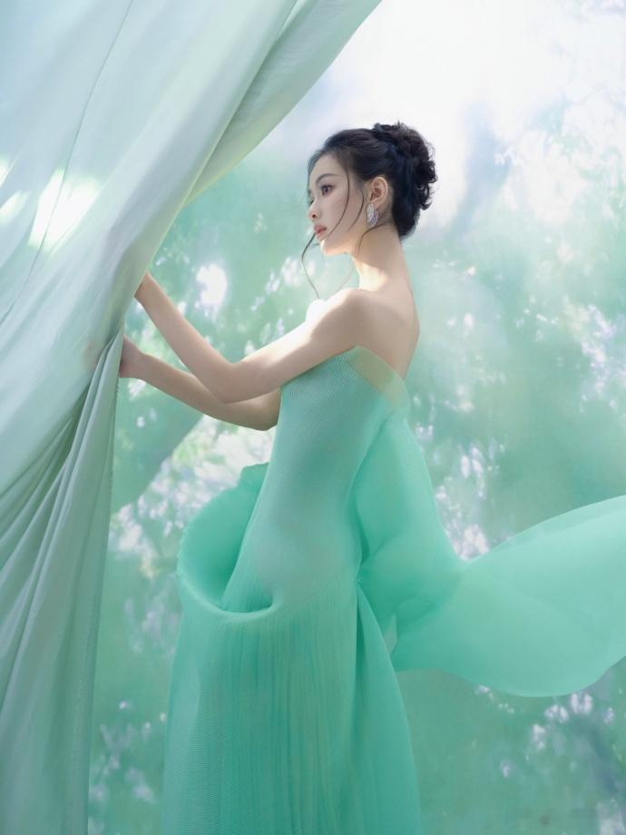 陈都灵星光大赏第二套这条薄荷绿裙子让陈都灵宛如一位走出的精灵，轻盈的薄纱勾勒出她
