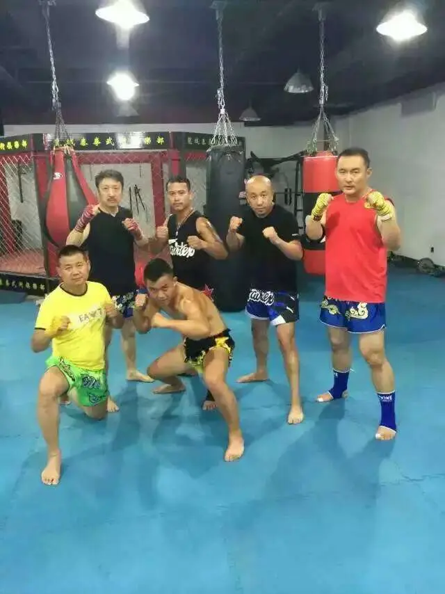 当年亚桑克莱靶师在我的泰拳馆执教