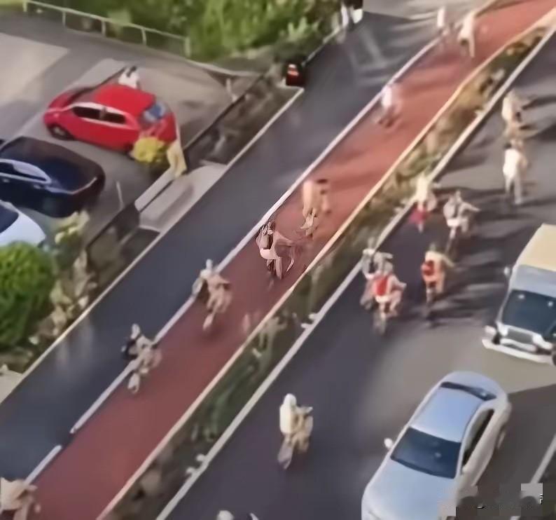 这些人怎么想的？路透社报道，6月14日英国伦敦有1000多名一丝不挂的男男女女，