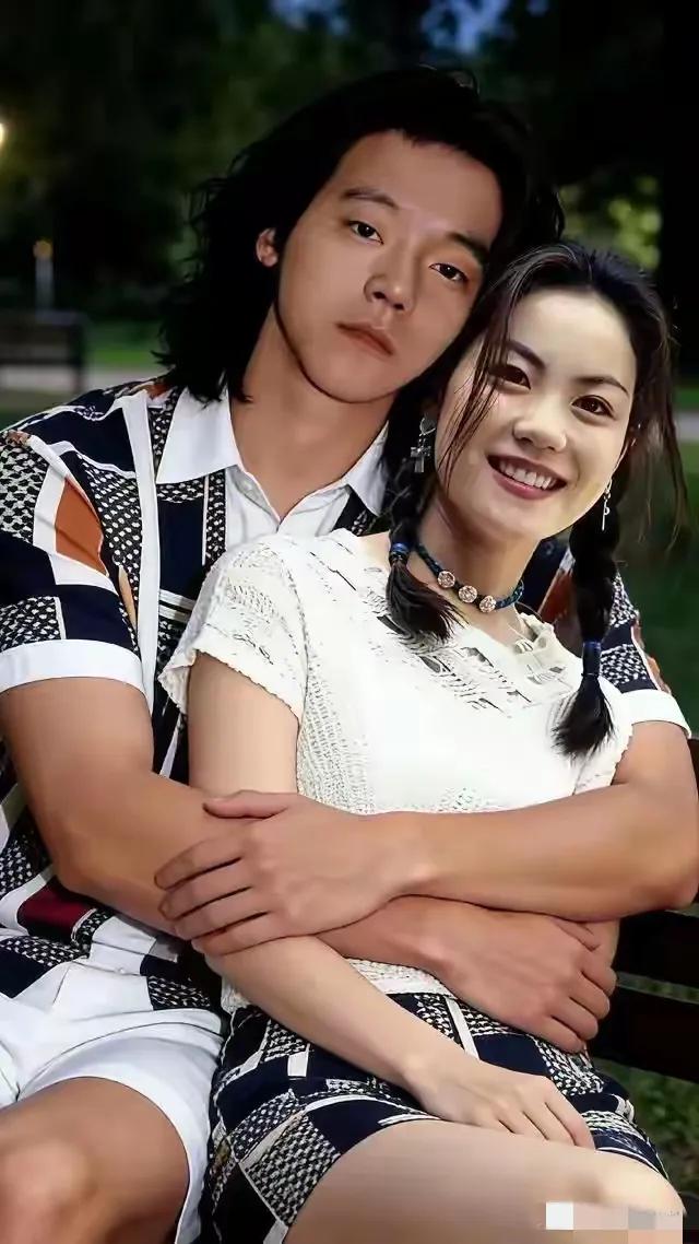 以前的窦唯跟王菲太般配了，俊男美女。
窦唯年轻的时候头发茂密。
老了竟然秃头了，