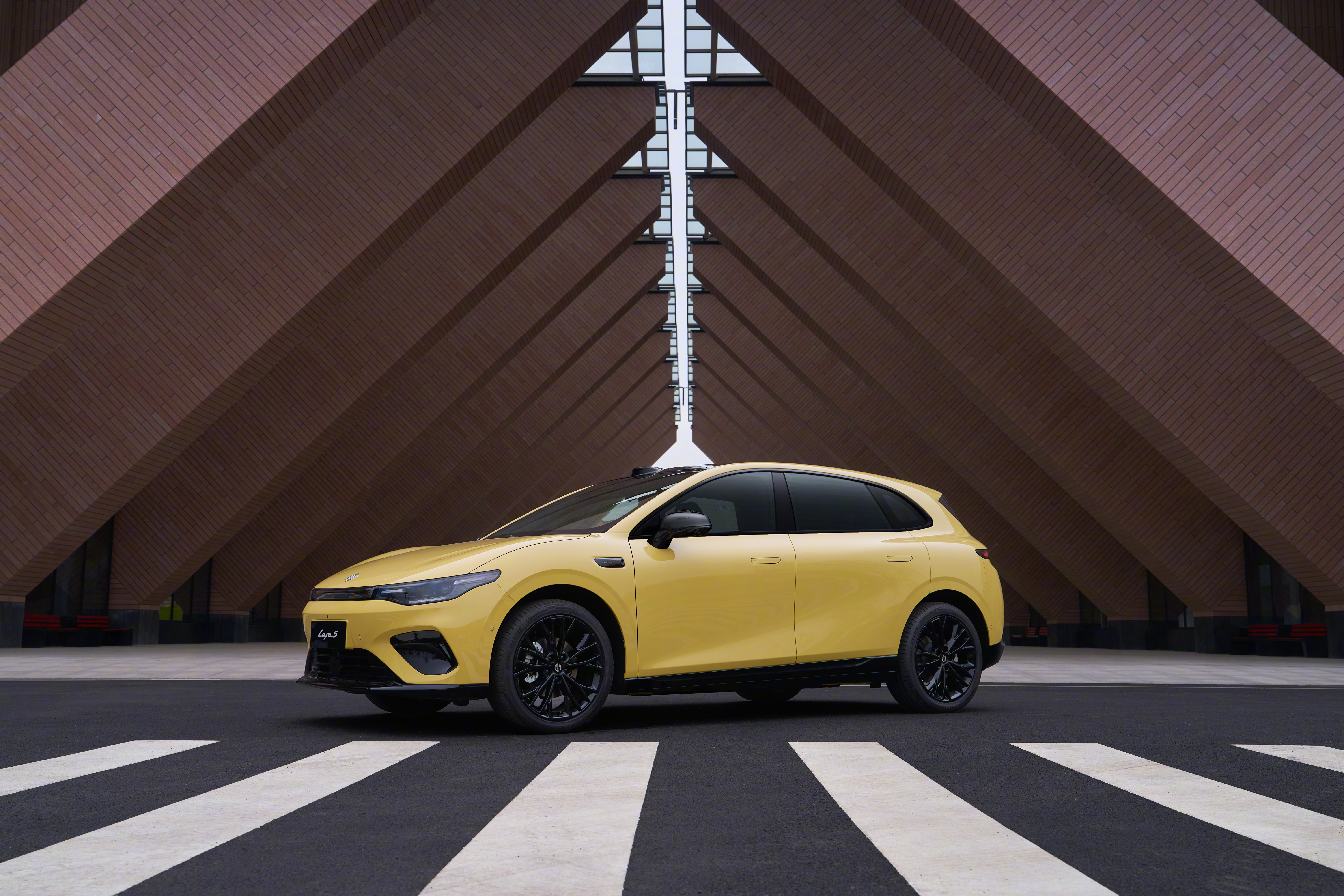 今天看了眼零跑Lafa5，好像很长时间没厂家做小钢炮风格的车了，曾经我还特别想买