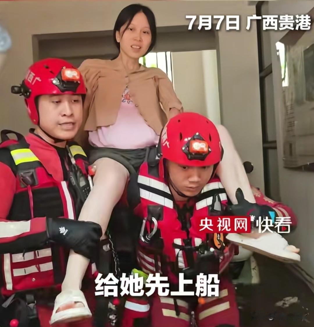 近日，广西贵港，当地暴雨严重内涝，体育中心附近小区积水封门，小区直接困住待产孕妈