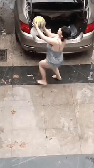 小姐姐搬个西瓜真倒霉，真是赔了西瓜又摔跤！[捂脸]