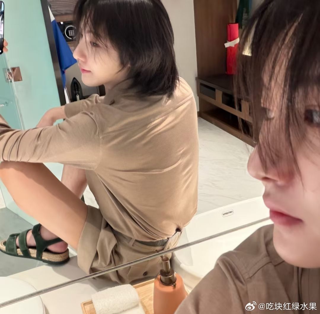 黄仁俊气质真的好忧郁好楚楚可怜 很难想象在酒店和队友悄悄说 你给我拍张照好不好 