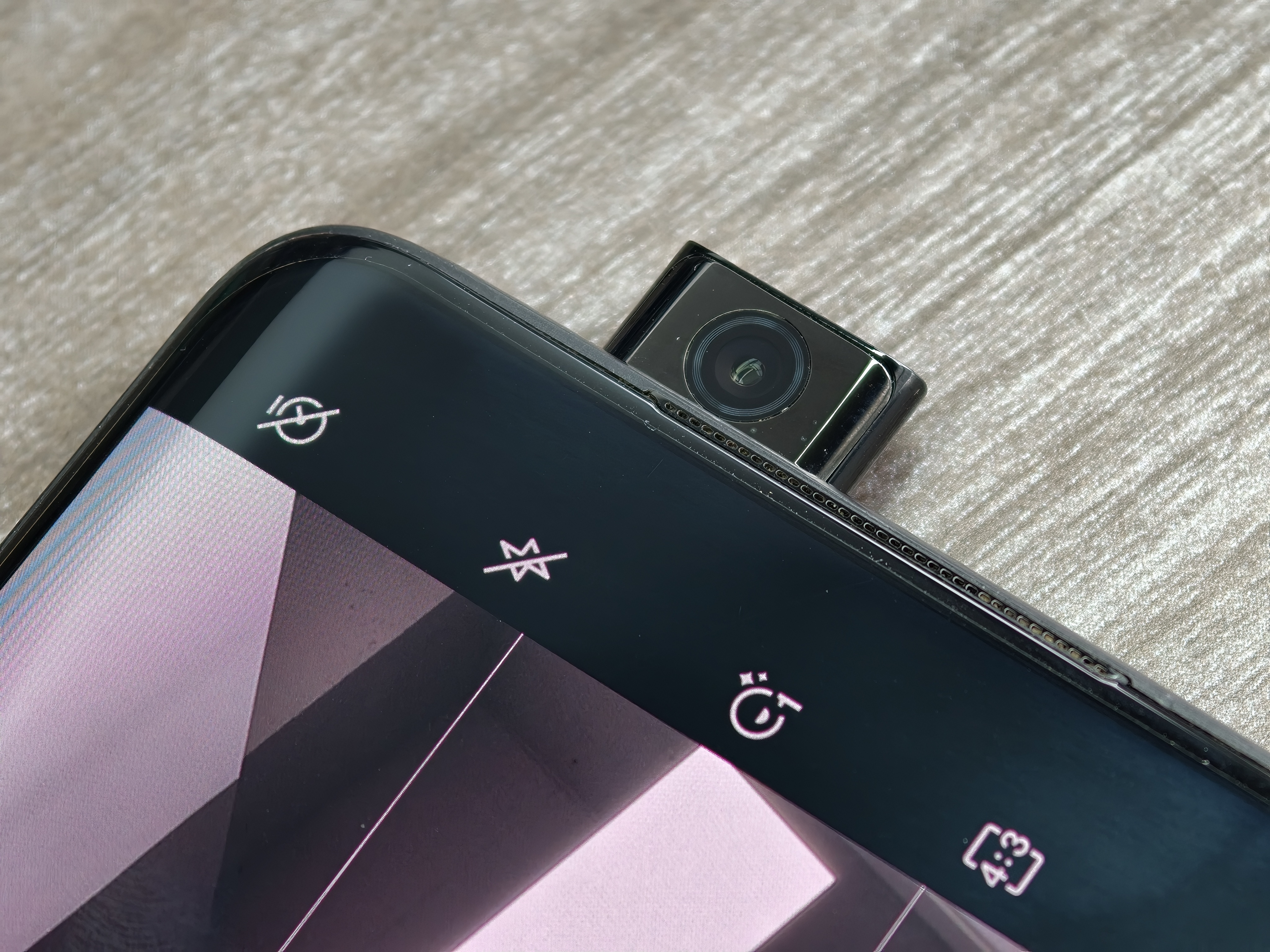 现在再看以前的升降镜头手机，还是感觉很有科技感，关键还能实现真全面屏可惜占用太多