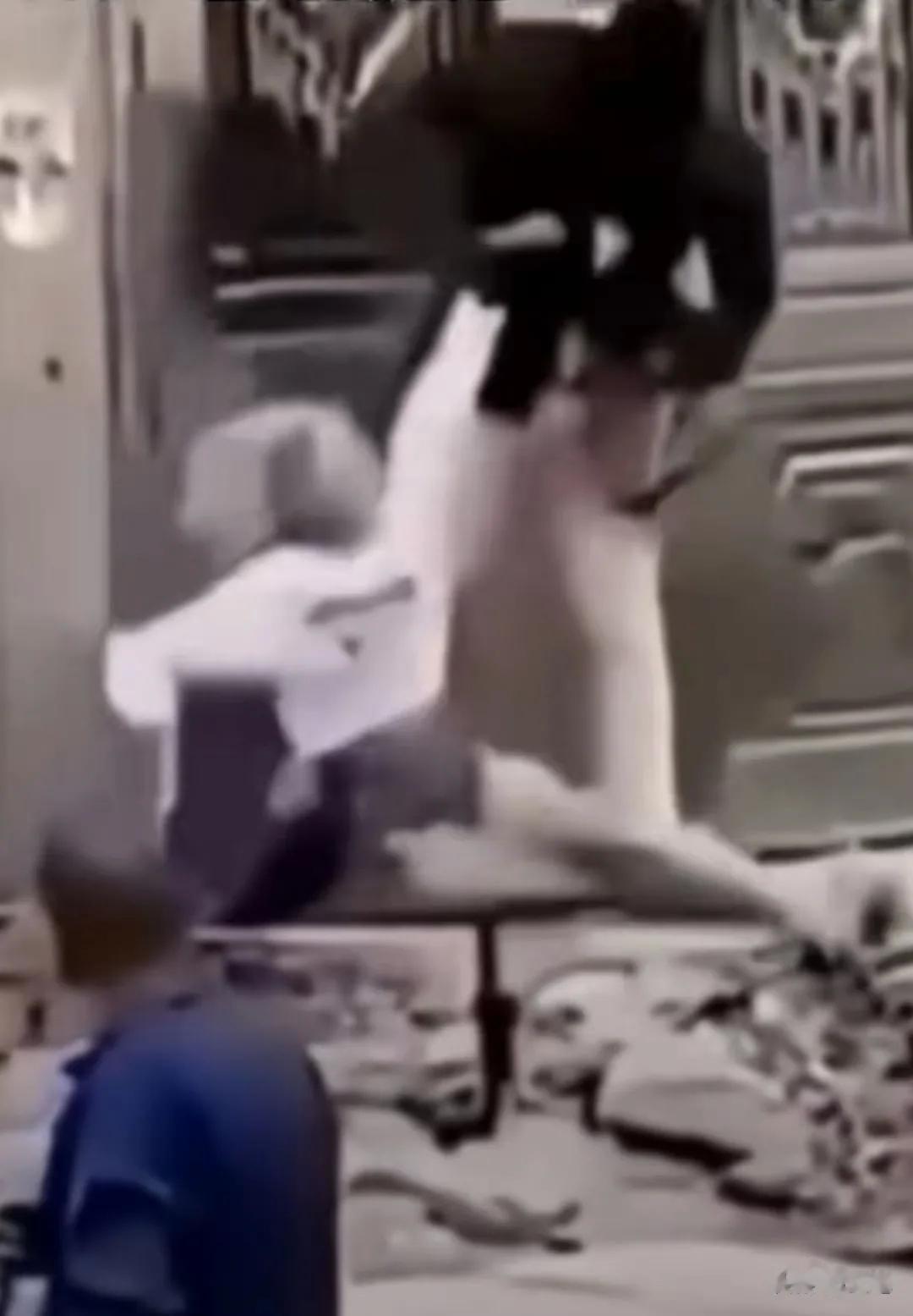 【当街打女人，无人敢管】近日广州一名中国女子被黑人男友一招KO，晕倒在地后又被其