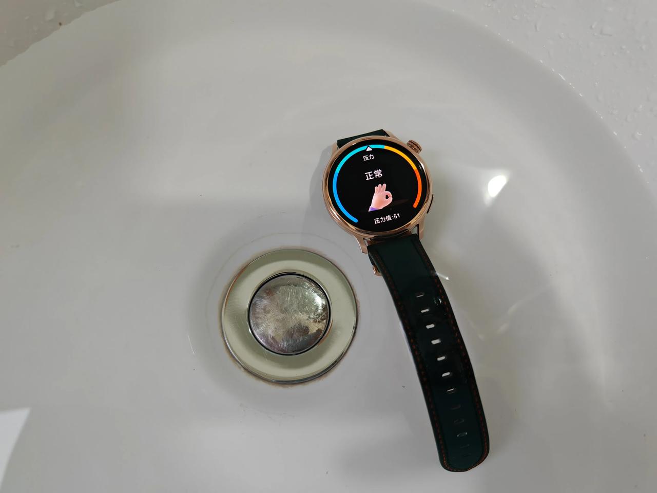 我这样把年轻人的第一块绿水鬼放在脸盆里泡一泡没事吧！
所幸荣耀手表4 Pro支持