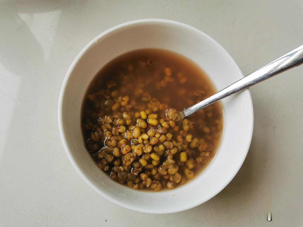 娃在家，每天必吃一顿面条。

面条刚端上桌，来了一个电话。示意娃先吃，我踱到屋子
