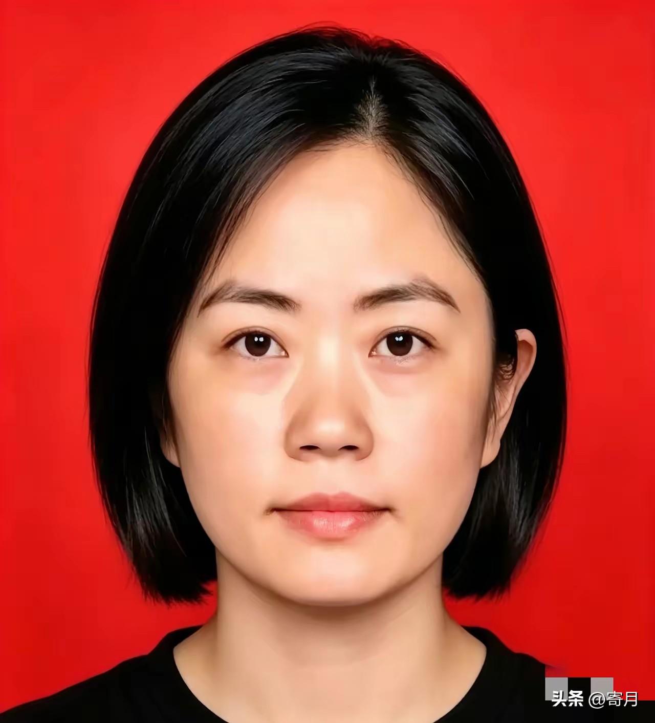 一个手握大校军衔、拿着高级工程师职称的退役空军女军官，刚在重庆渝北区拿到安置房的