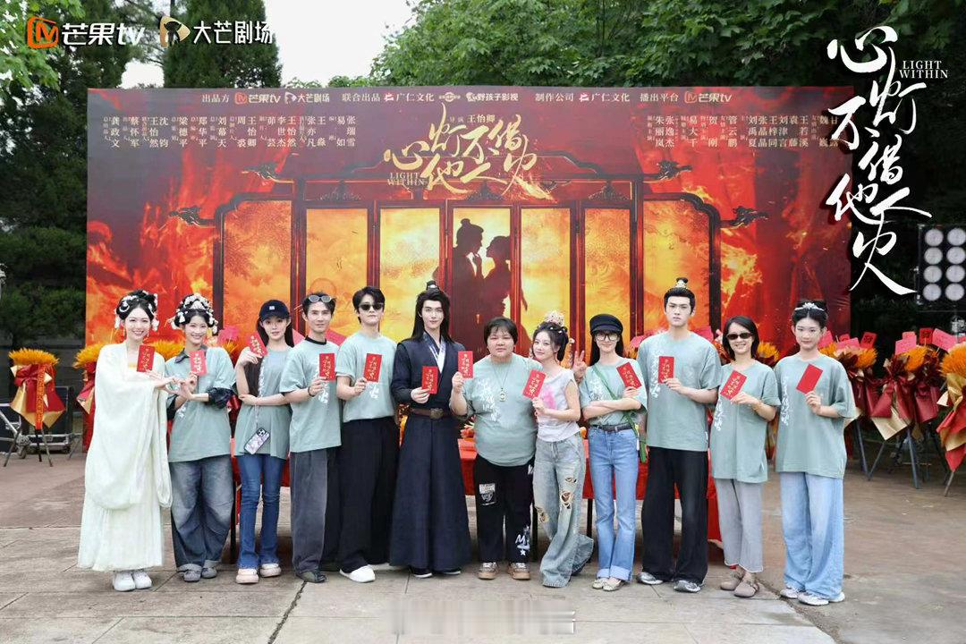 朱丽岚张逸杰新剧开机同框朱丽岚张逸杰首搭开机谁的颜值DNA动了！朱丽岚张逸杰新剧