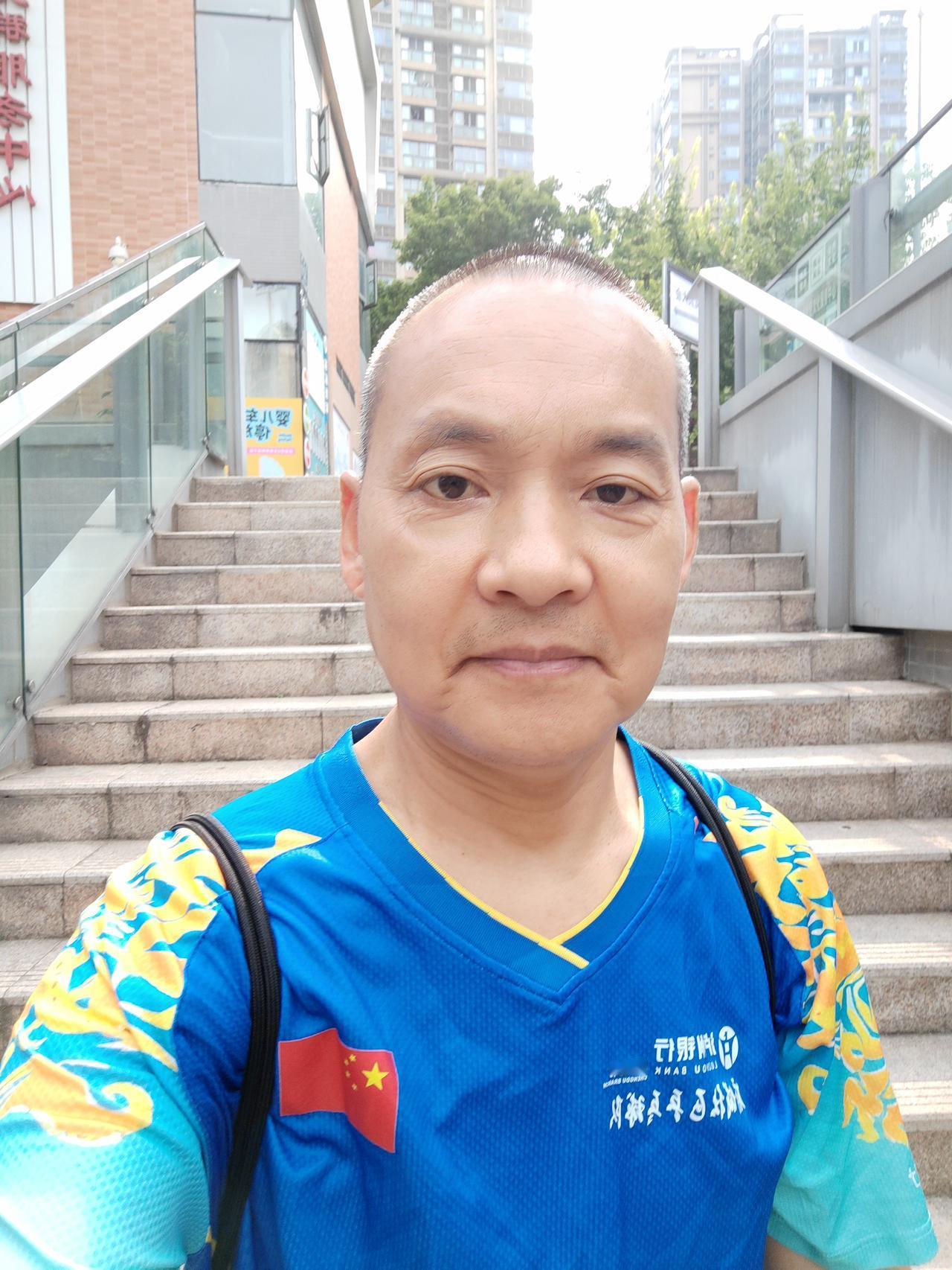 出发！奔赴乒乓快乐
一身清爽，奔赴球场
小球起落，治愈日常
以球健身，以拍会友