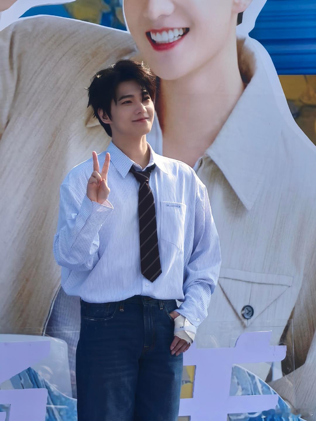 杨洋左手受伤杨洋前段时间左手受伤了，今天《不让江山》开机，手还是被固定着，要快快