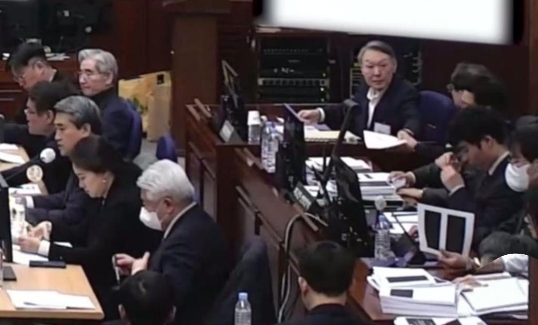 死刑求刑瞬间，尹锡悦微笑环顾

首尔中央地方法院1月13日晚的庭审现场，当检察官