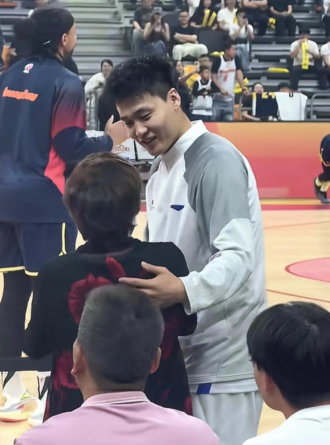 广东被北京逆转，其实表现最好的球员一是敌阵的赵睿，一是胶地人复出不久越来越好的崔