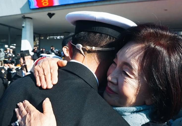 洪罗喜和李智昊是不是诠释了什么叫“隔辈亲”！
李智昊在洪罗喜眼中，应该永远都是个