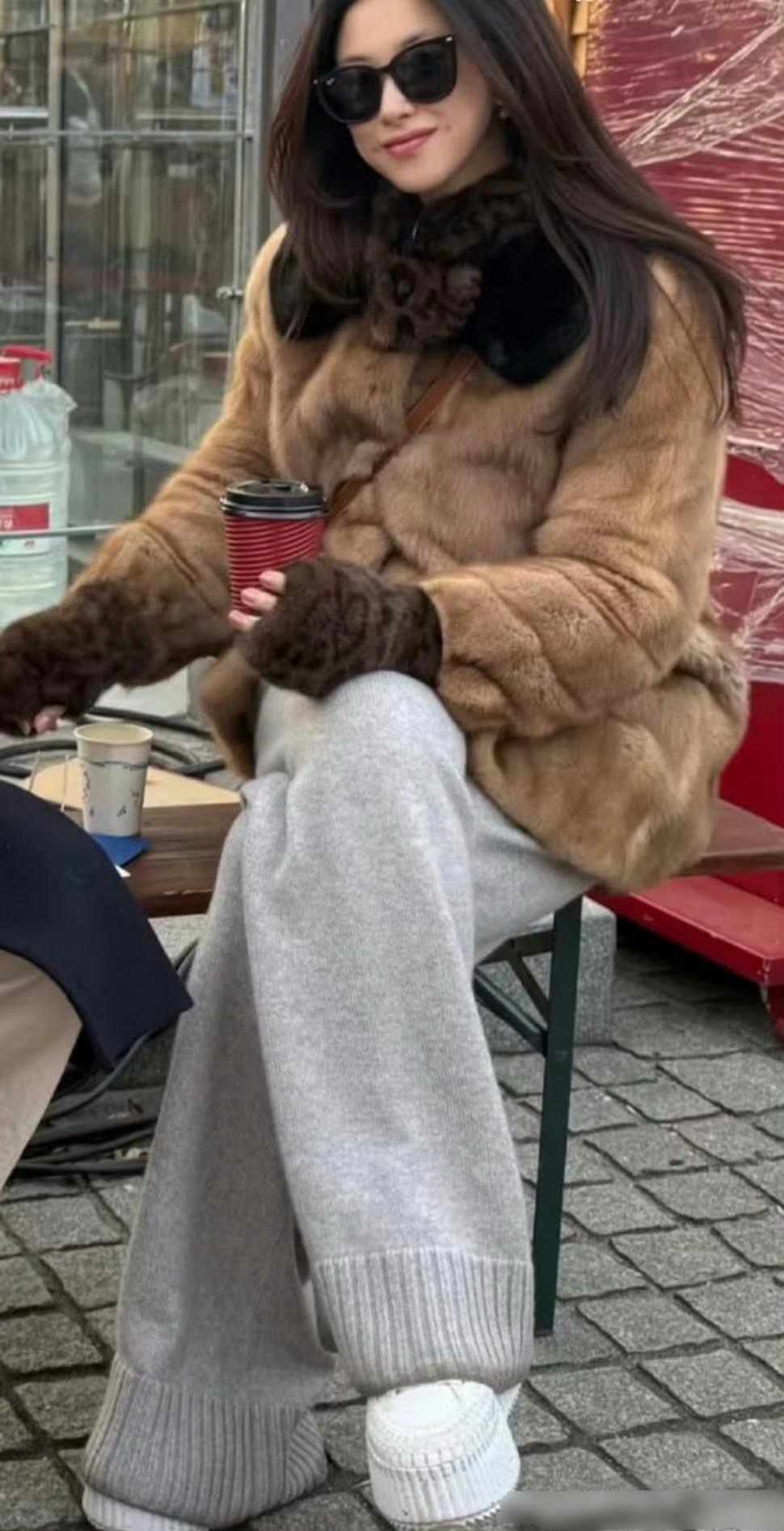 原来女明星裤子的裤脚也会脏，朱珠也不例外，我每条裤子裤脚脏不忍心看。 