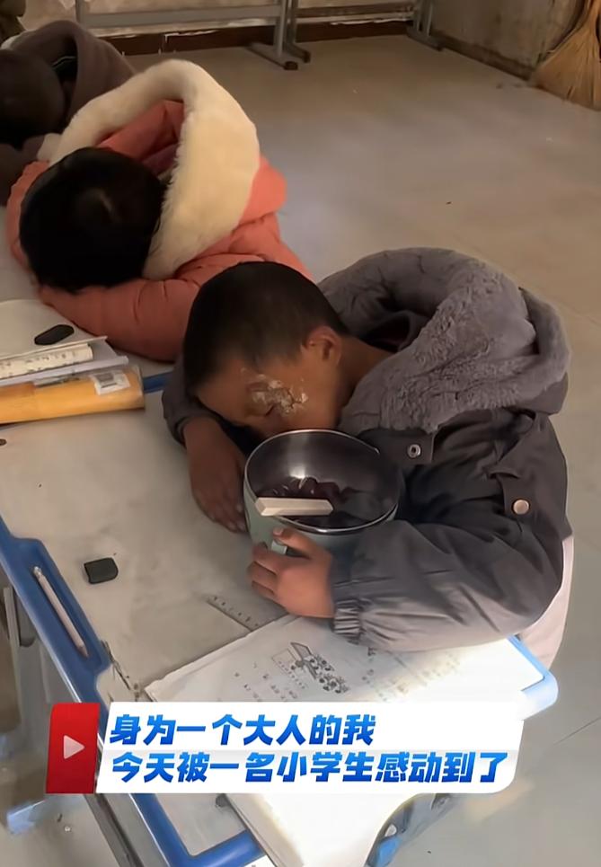 被一个孩子感动到了！近日河南，乡村小学的王老师在发工资们第一时间为班级里的留守儿