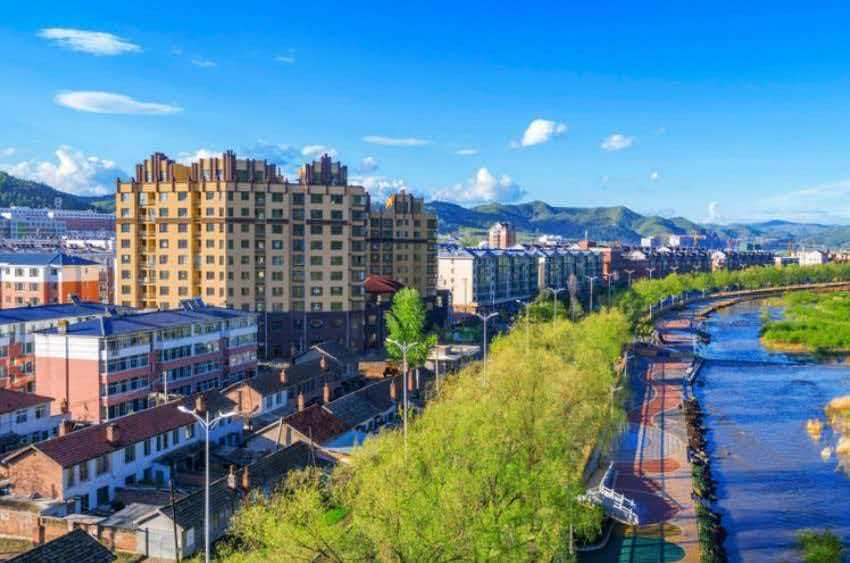 看了清明节消费数据，一个趋势藏不住了：年轻人正在“报复性”逛折扣店。今年清明，全