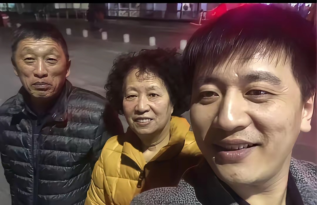 这是张雪峰和父母2017年拍下的照片，可短短九年过去，已经只剩下母亲一个人