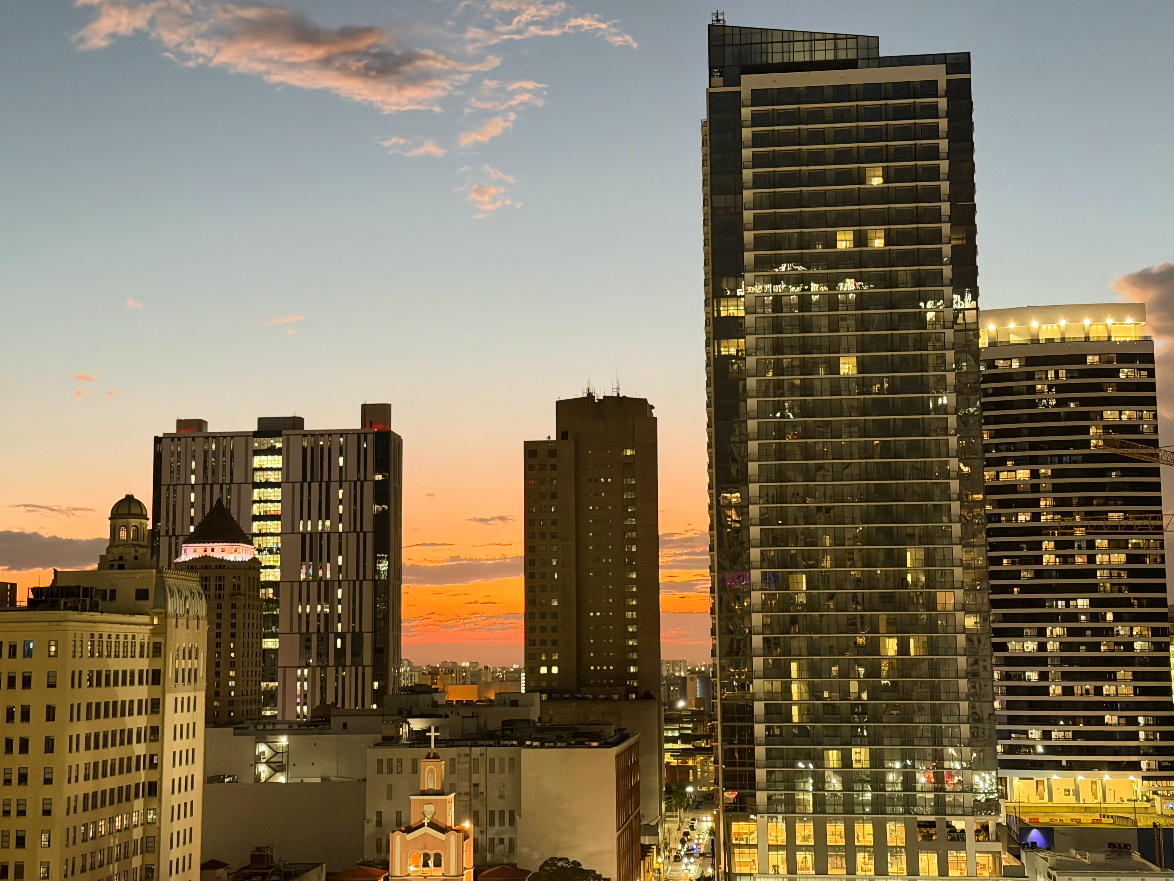 美东时间凌晨一点半，看球结束在迈阿密街头漫步半小时回到酒店，终于可以说晚安了😴