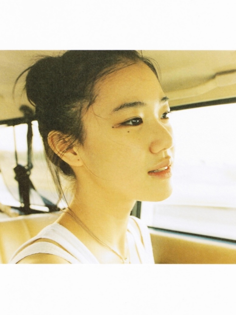 2005年，十九岁的苍井优，在摄影师高桥洋子镜头下的一张面孔。 
